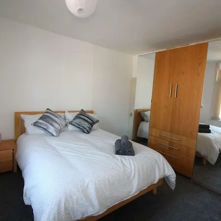 Lovely 2 Bed House With Office Space Leeds Apartment Leeds (West Yorkshire)