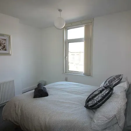 Lovely 2 Bed House With Office Space Leeds