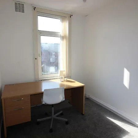 Lovely 2 Bed House With Office Space Leeds Leeds (West Yorkshire)